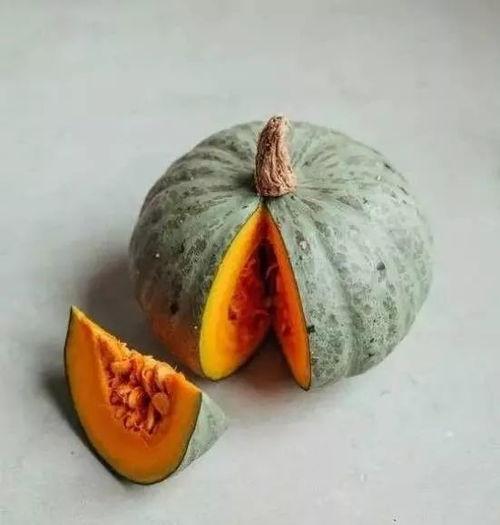 跟几个朋友吃瓜